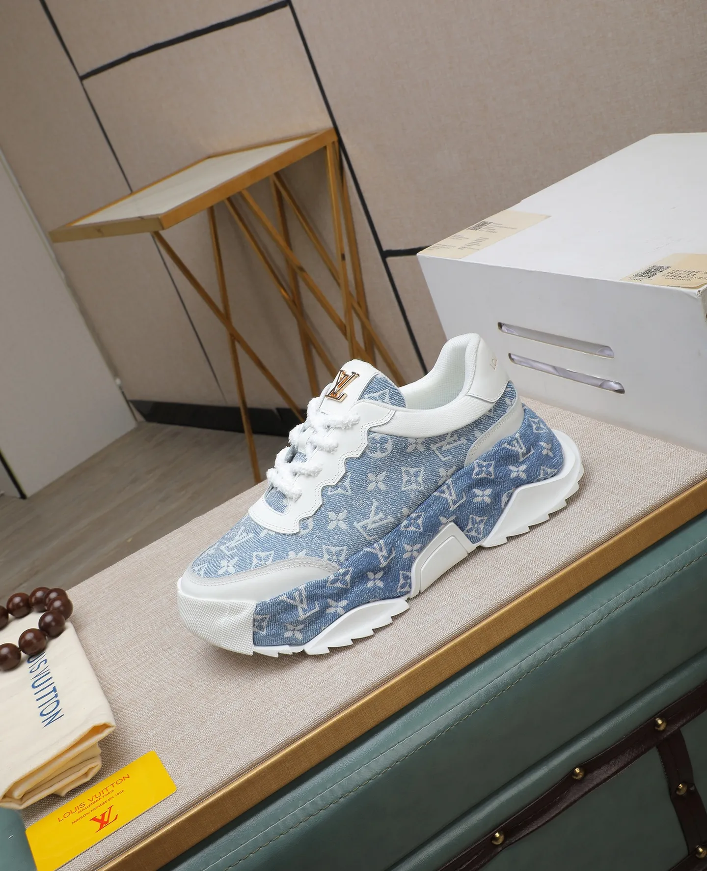 Men's shoes 💰600 LV are novel and fashionable, and the uppers are made of imported cowhide + LV special materials! Super trendy design! It’s eye-catching! The leather is soft, delicate, shiny and translucent, showing the ultimate in pure handcraftsmanship, and the mesh is soft, comfortable and breathable! Size: 39-44 (38 45 customized)